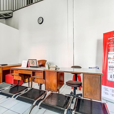 Oyo Life 91374 Asia Stay Semarang Syariah Extérieur photo